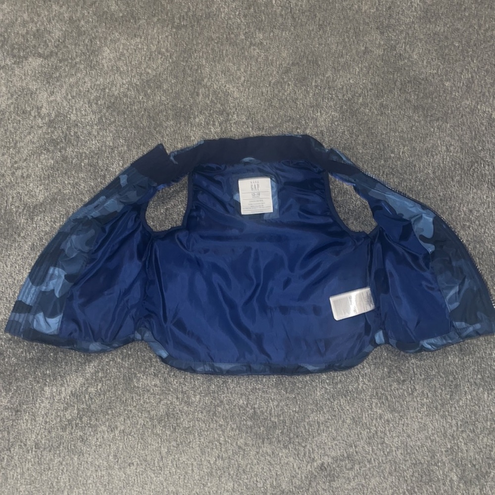Gap puffy camo Vest 12-18mnths - Picture 2 of 3